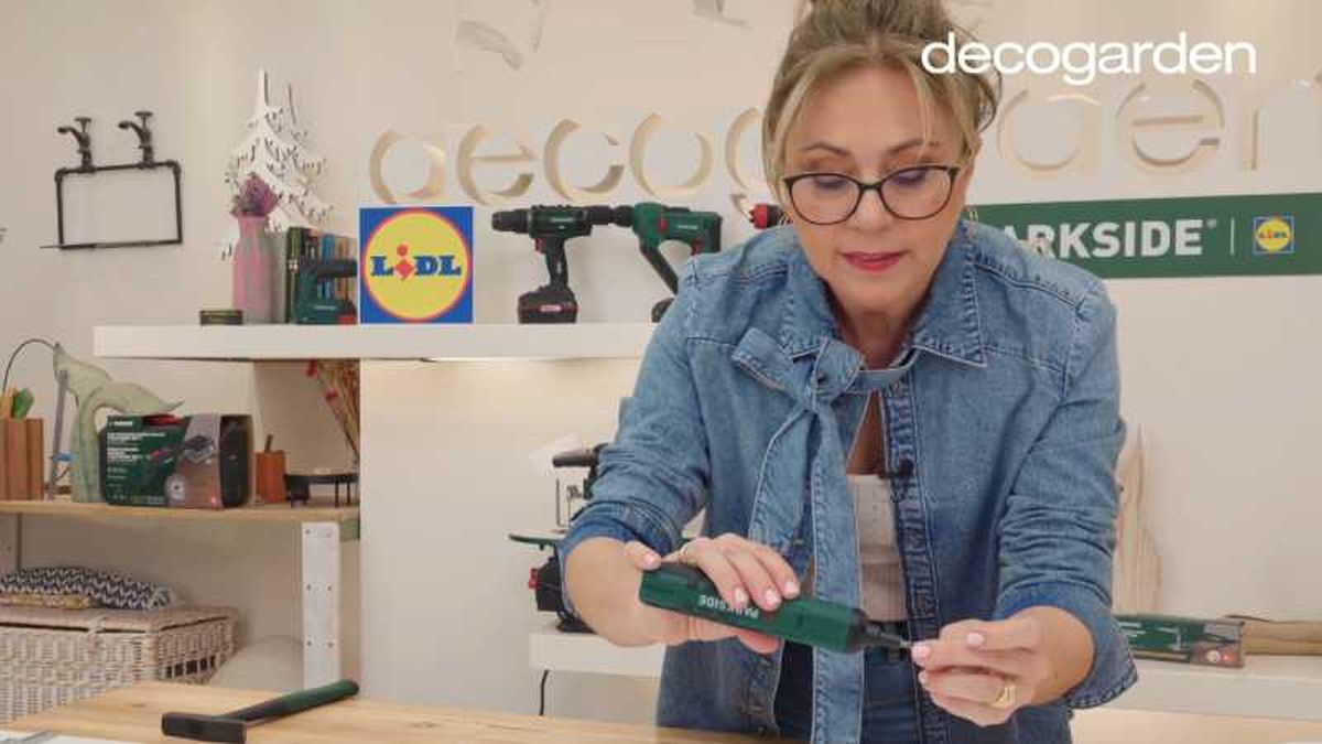 Yolanda Alzola eligiendo las brocas del atornillador.