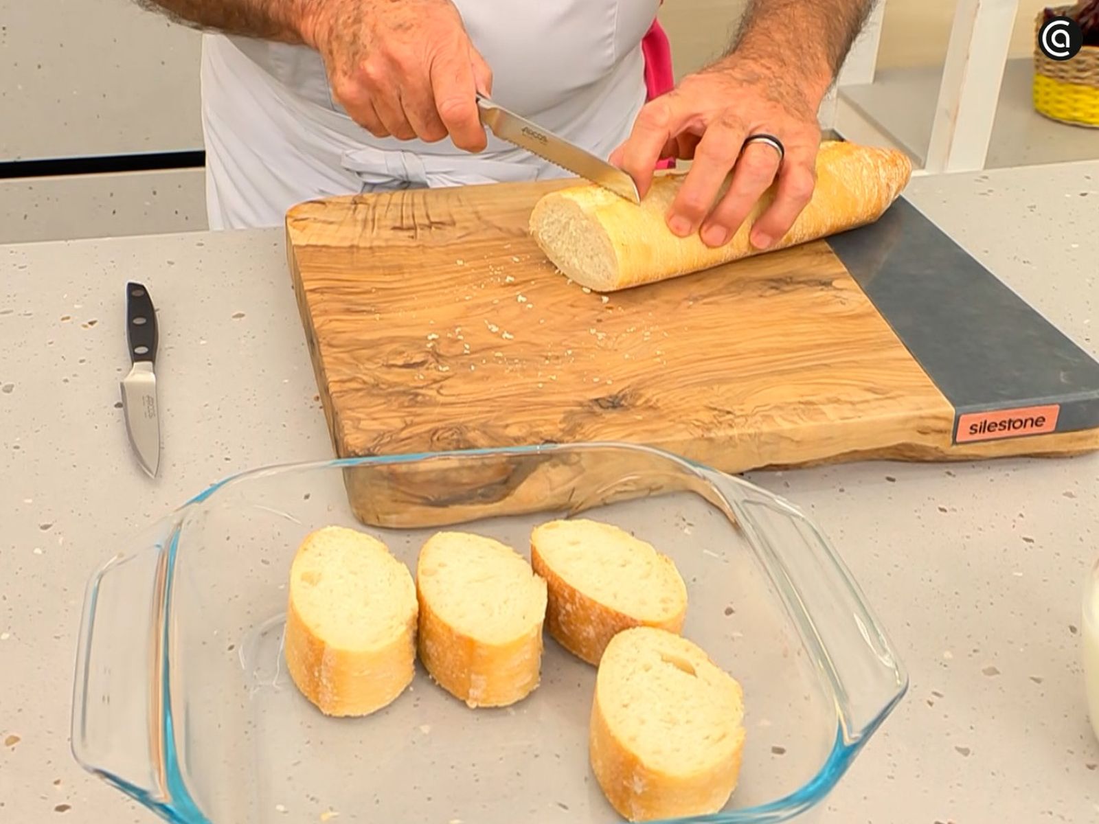 Corta el pan en ocho rebanadas Corta el pan en ocho rebanadas