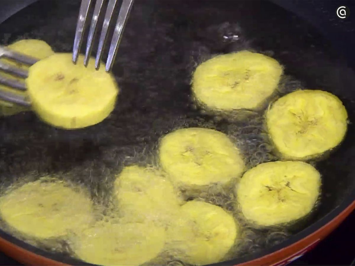 Fríe las rodajas de plátano hasta que queden crujientes