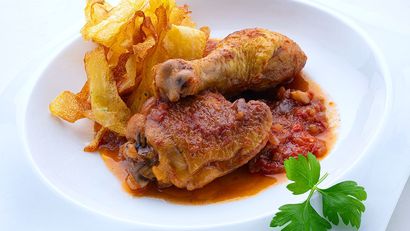 Pollo entomatado con patatas de Karlos Arguiñano