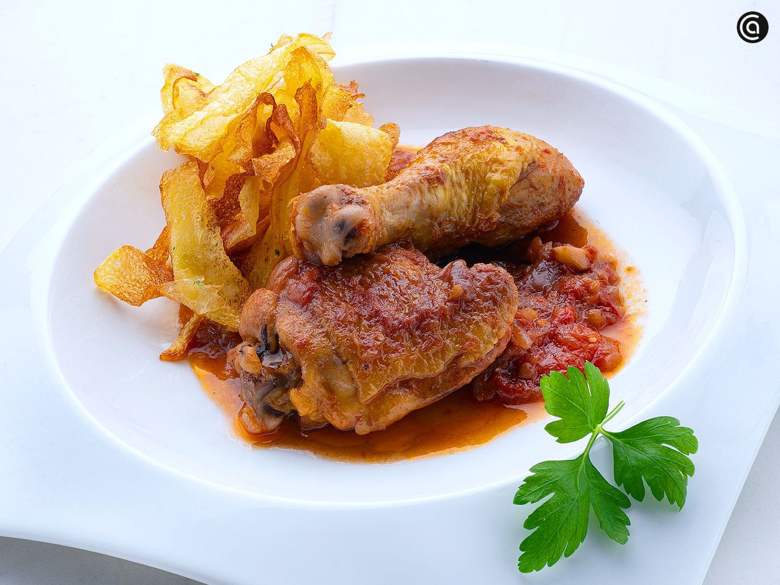 Pollo entomatado con patatas