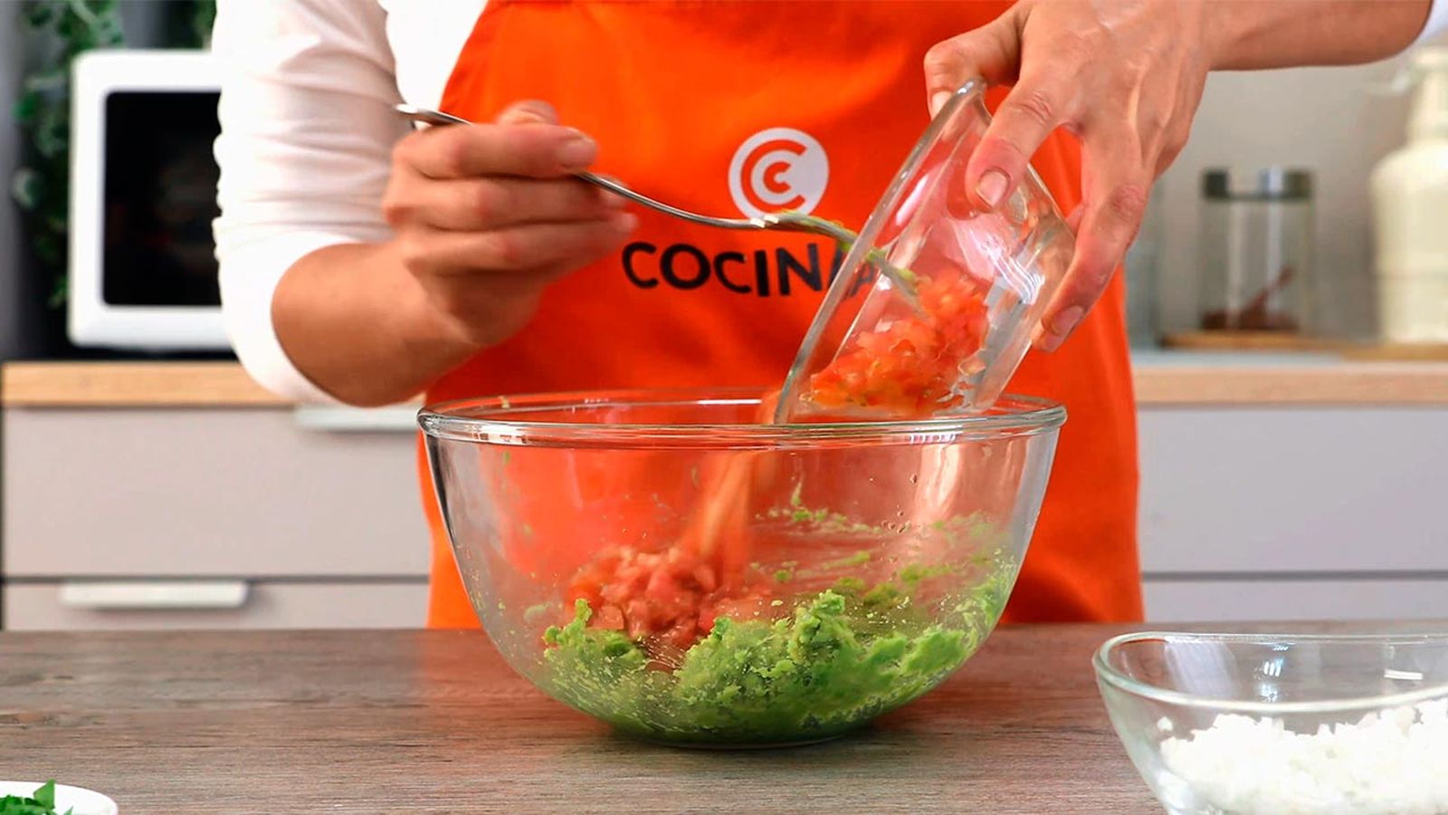 Receta de totopos caseros con guacamole  paso 1