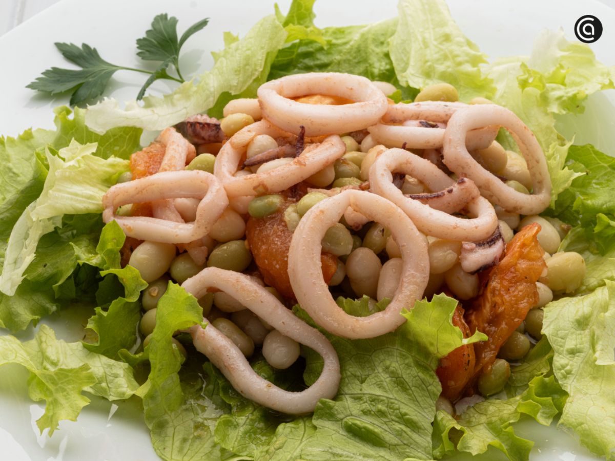 Ensalada de pochas, tomate y calamares, receta de Karlos Arguiñano