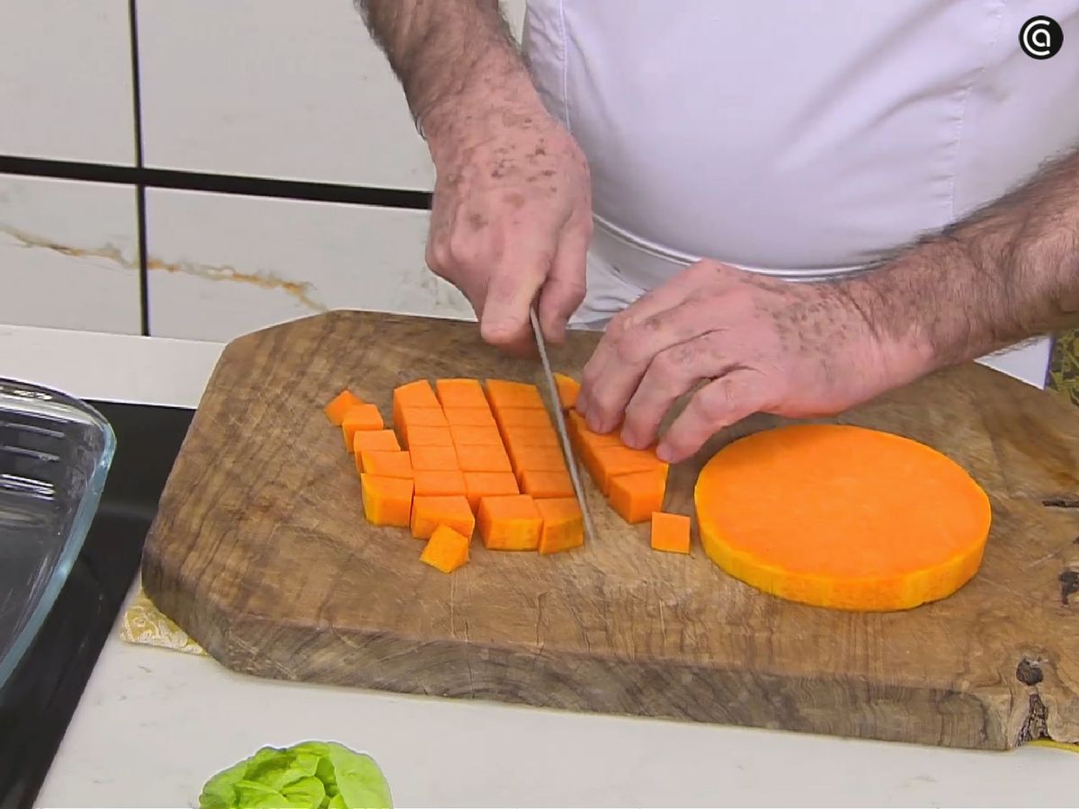 Asa y tritura la calabaza para preparar los ñoquis de calabaza