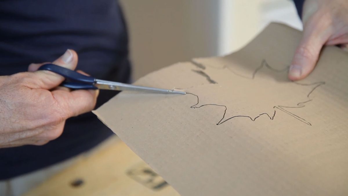 Cómo hacer hojas de cartón para decorar la pared paso 2
