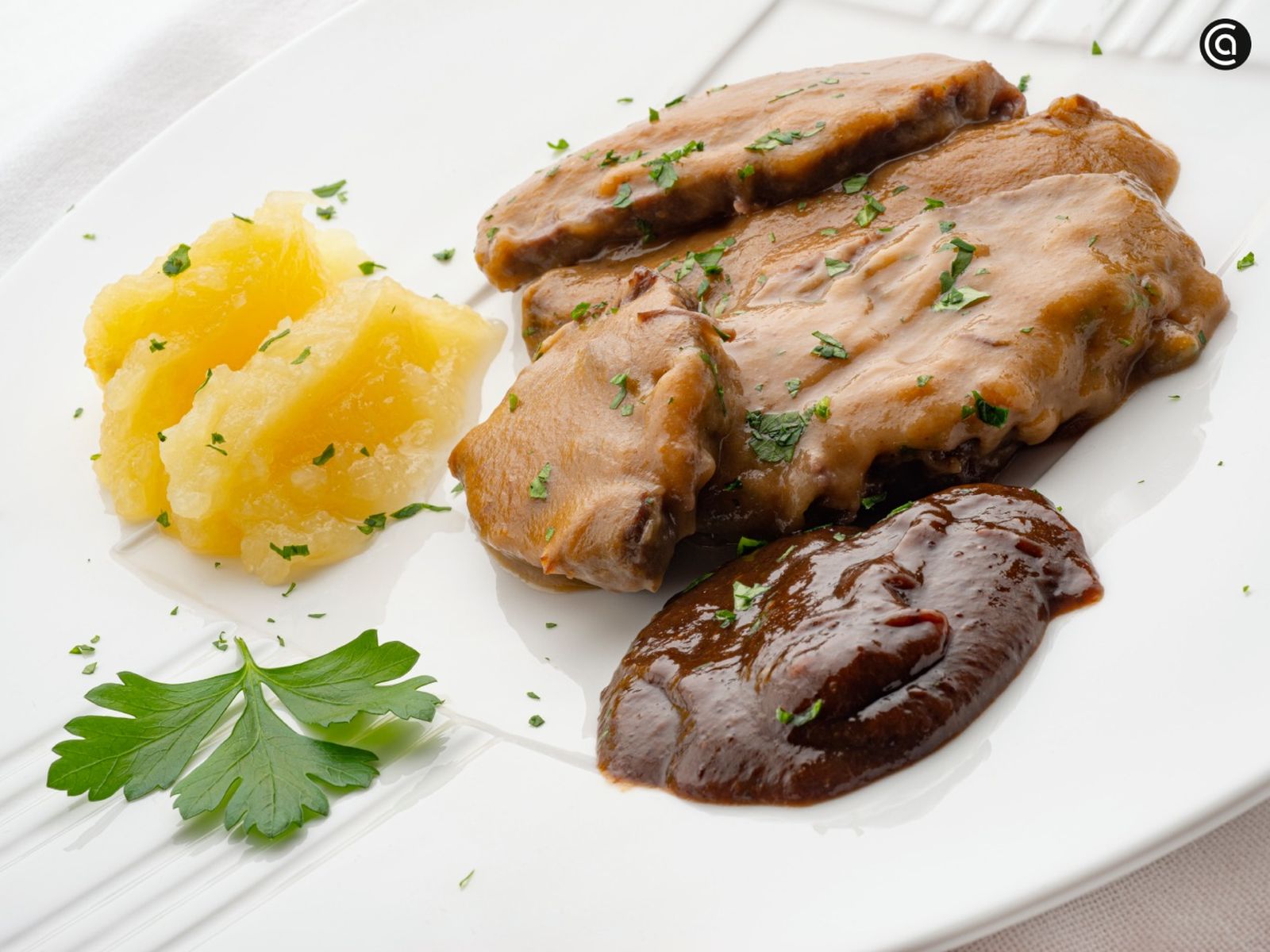 Carrilleras de ternera con purés de manzana y de ciruela, receta festiva de Karlos Arguiñano
