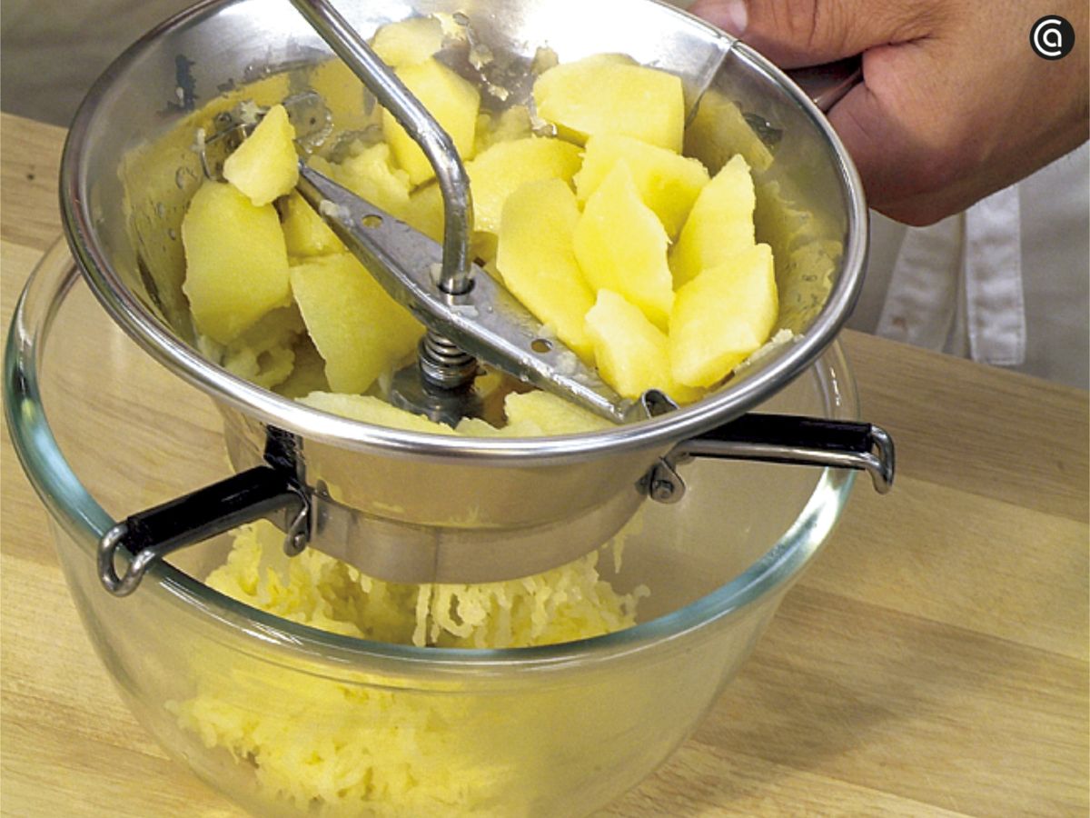 Pasa las patatas por el pasapurés