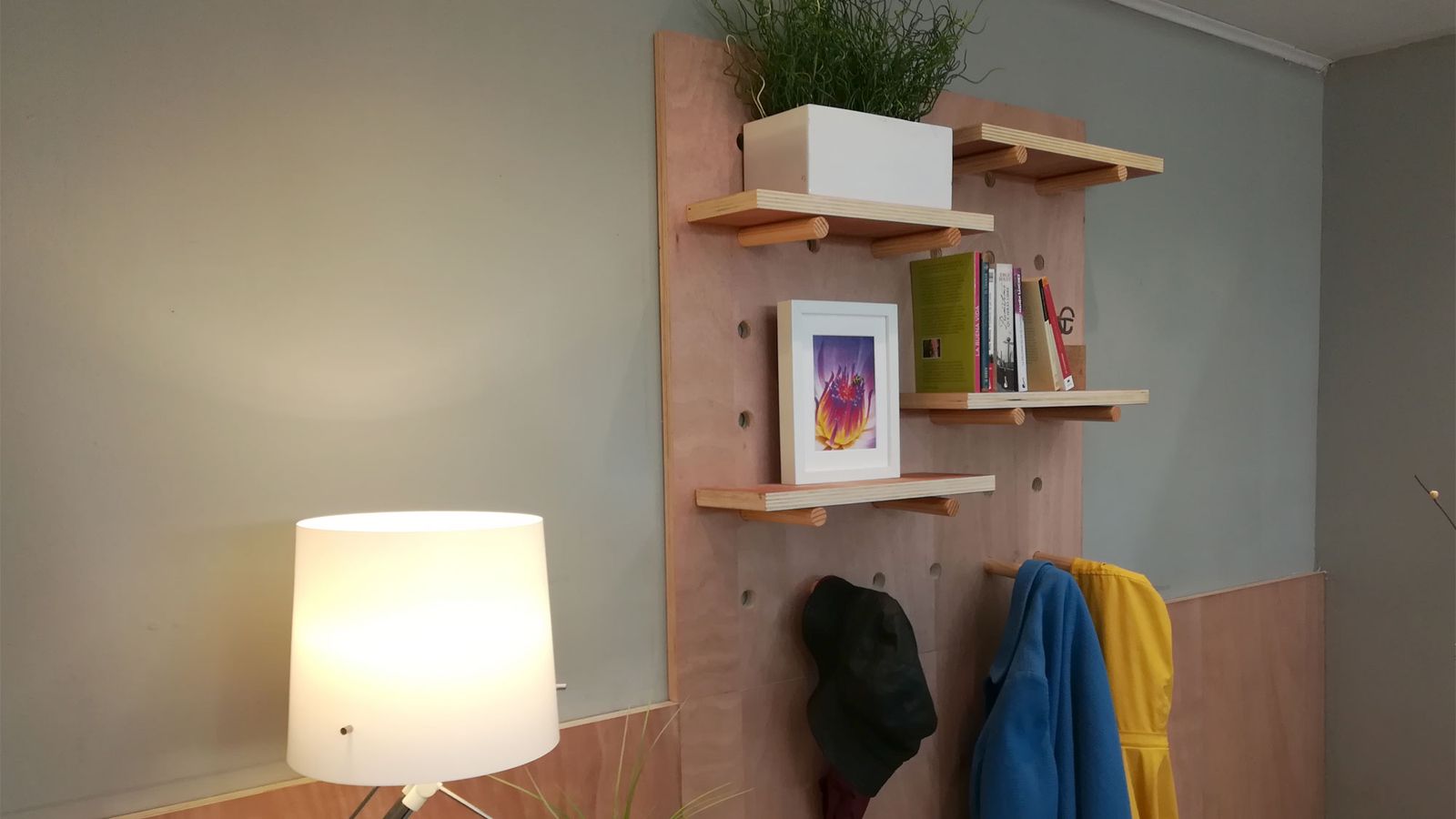 Cómo hacer una estantería pegboard paso 9 Cómo hacer una estantería pegboard paso 9