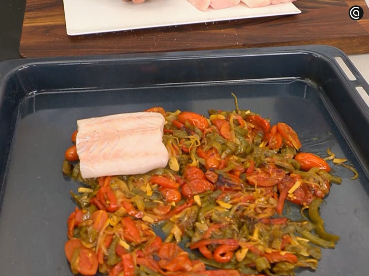 Extiende la fritada en la bandeja y coloca encima los lomos de merluza.