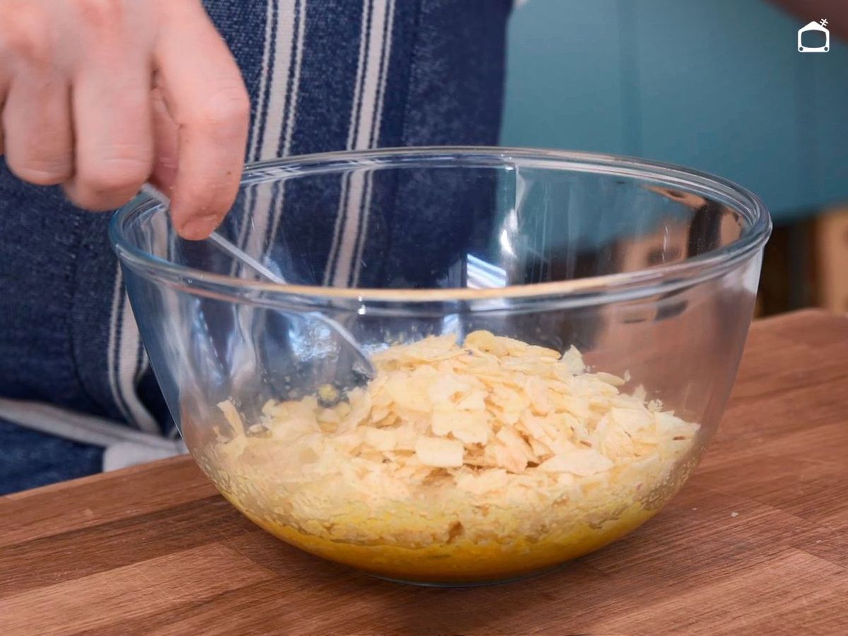 Mezcla las patata de bolsa con los huevos batidos para la tortilla