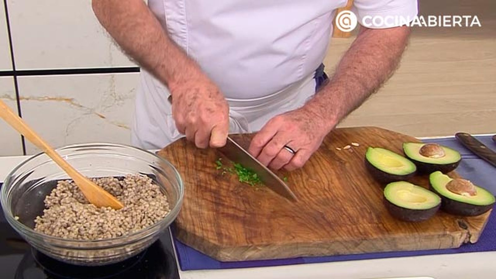 ensalada de trigo sarraceno y tomate con crema aguacate receta karlos arguinano karl6795 paso2 ensalada de trigo sarraceno y tomate con crema aguacate receta karlos arguinano karl6795 paso2