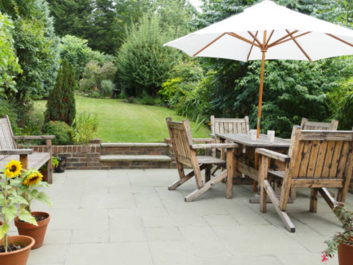 Mesa de madera de estilo rústico