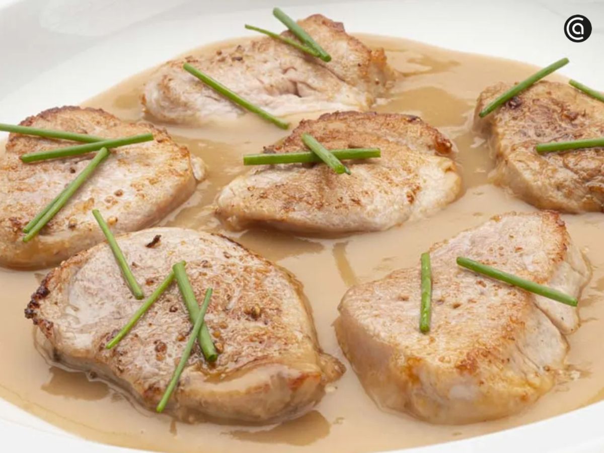 Solomillo de cerdo con salsa gravy, contundente y perfecto para acompañar con guarniciones clásicas.