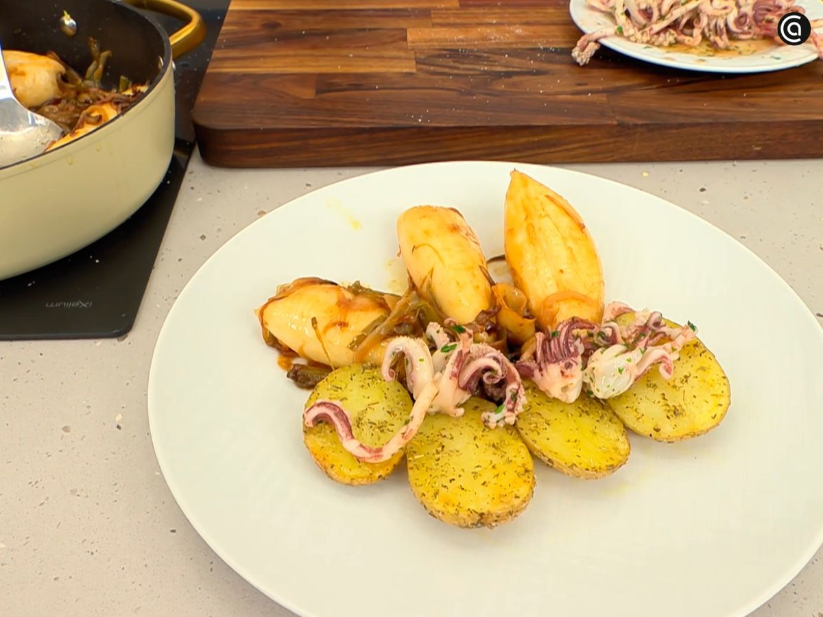 Añade los tentáculos sobre los txipirones encebollados picantes con patatas asadas