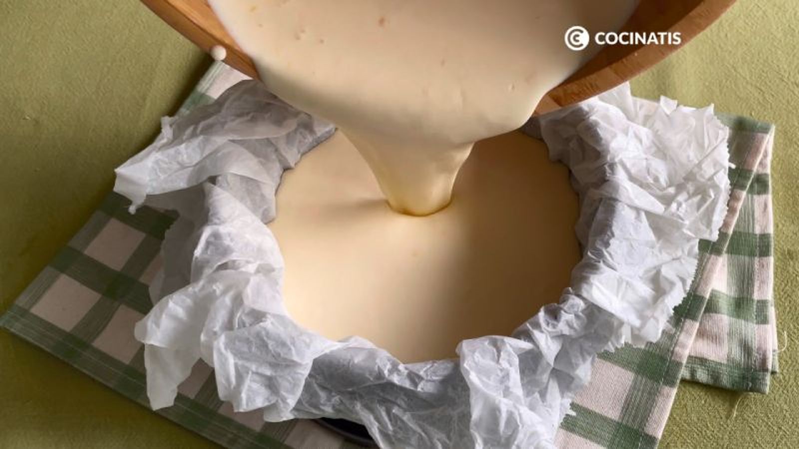 Pasamos la masa de la tarta de queso al molde