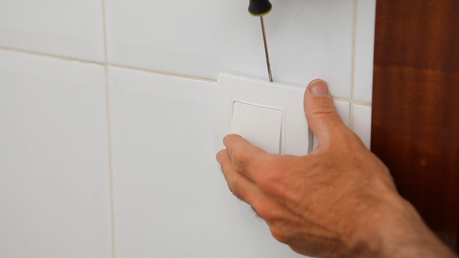 Pintar mecanismos eléctricos paso 1 Pintar mecanismos eléctricos paso 1
