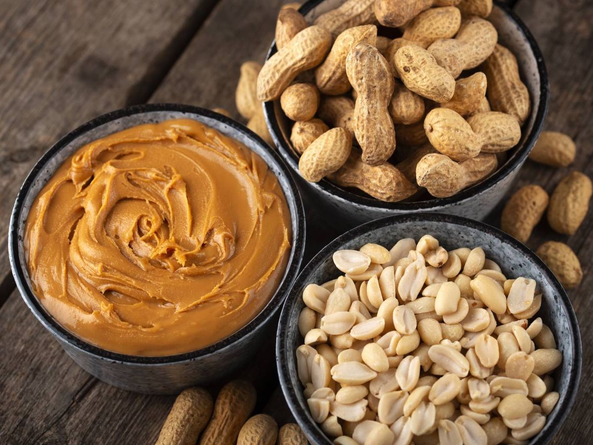 Del campo al plato: el cacahuete se consume de muchas formas, desde tostado y pelado hasta convertido en crema.
