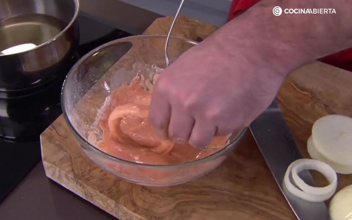 Reboza los aros de cebolla en la tempura