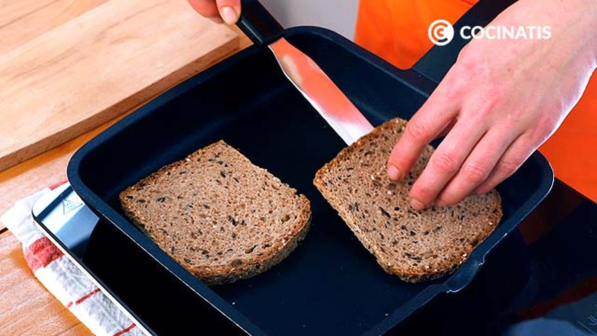 Receta de tostas de tapenade con tomate y queso fresco  paso 2