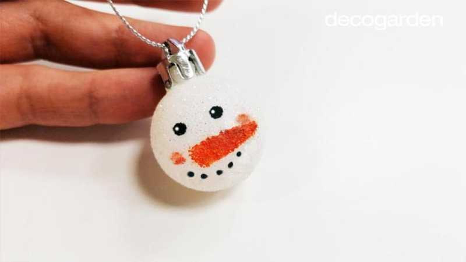 Bola de Navidad con muñeco de nieve pintado. Bola de Navidad con muñeco de nieve pintado.