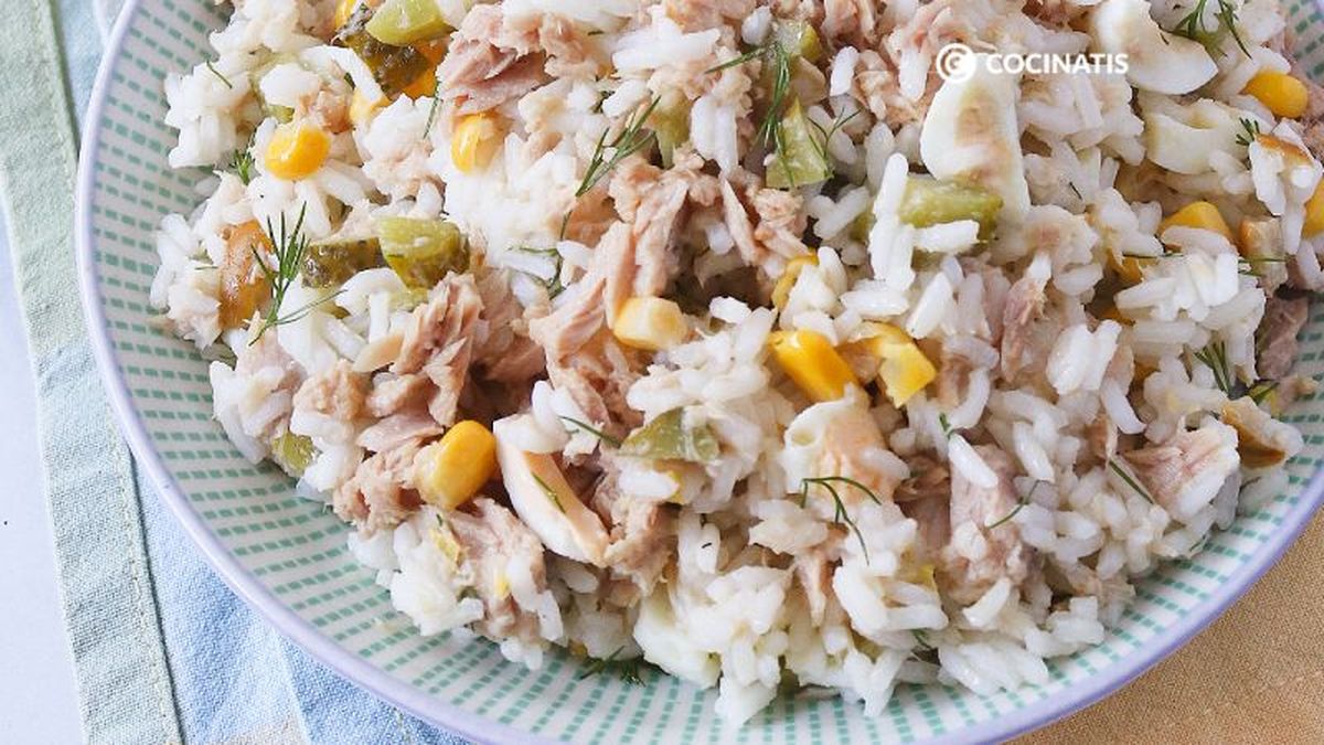 Plato de ensalada de arroz con atún