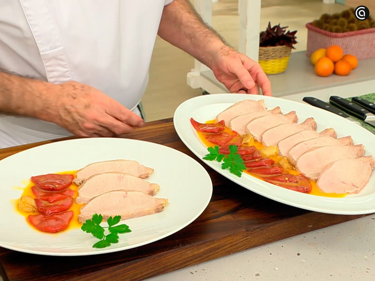 Decora con perejil el lomo de cerdo a la sal con piquillos al pilpil