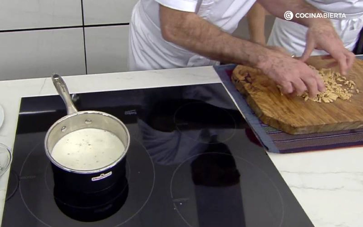 Pica finamente el turrón blando para que se derrita rápidamente