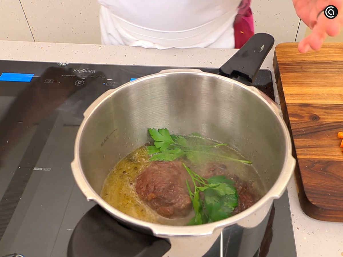 Cubre con agua y cocina las carrilleras en olla rápida