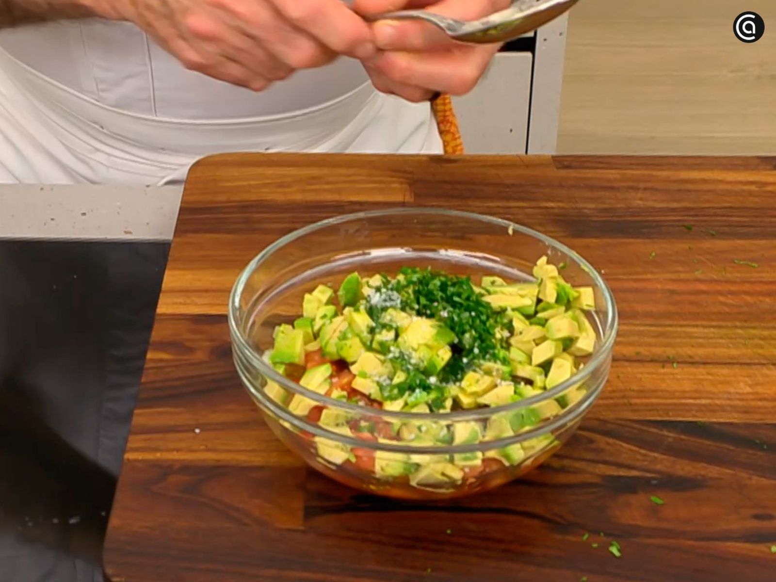 Prepara la salsa pico de gallo para acompañar