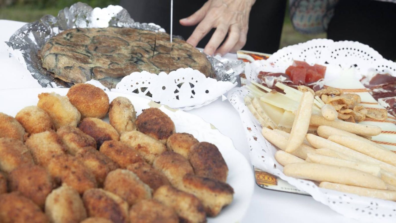 Un picnic no está completo sin croquetas, tortilla, queso y embutido.