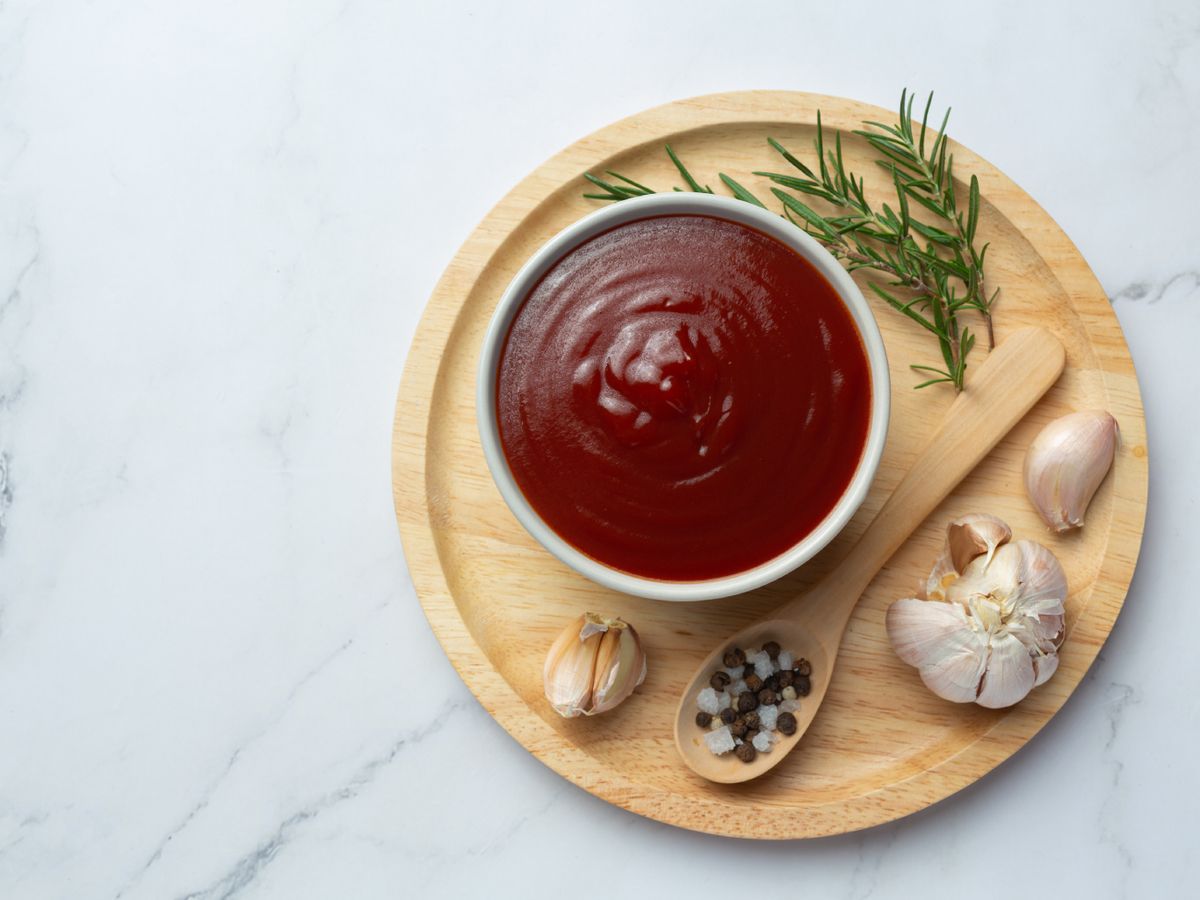 La salsa kétchup, con su sabor dulce y ácido, sigue siendo una de las reinas indiscutibles de las hamburguesas.