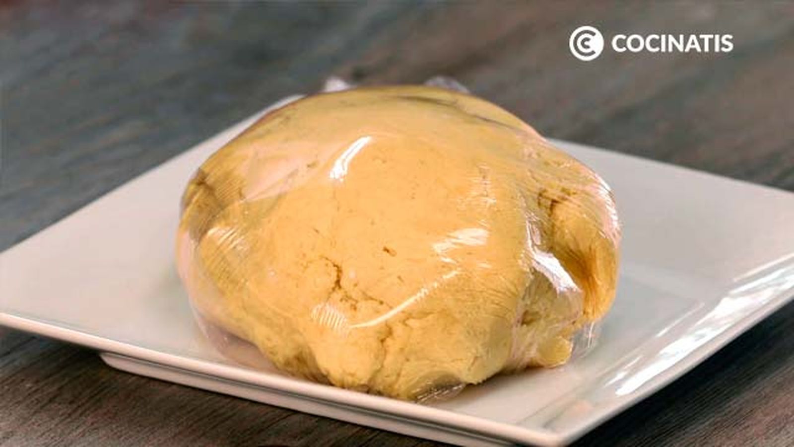 Envuelve la masa en papel film Receta de galletas de mantequilla paso 3