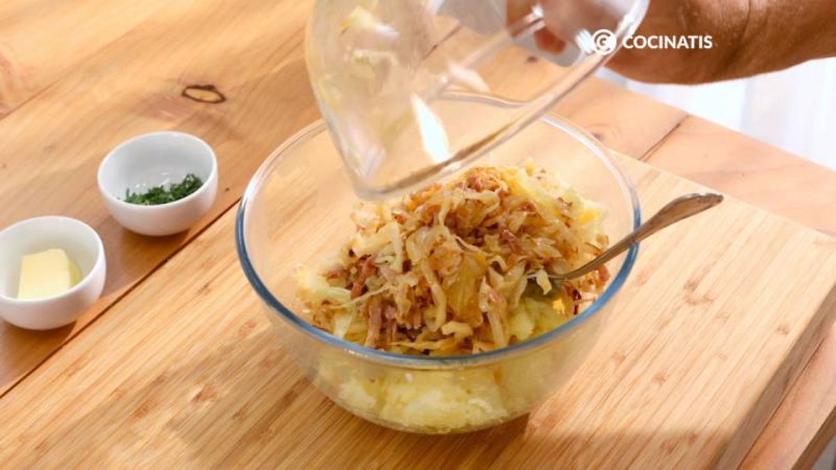 Añade las patatas y el repollo con la panceta en un bol