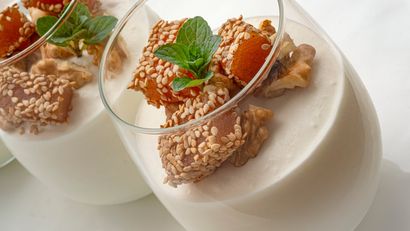 Mousse de yogur y queso fresco con membrillo y nueces, de Karlos Arguiñano