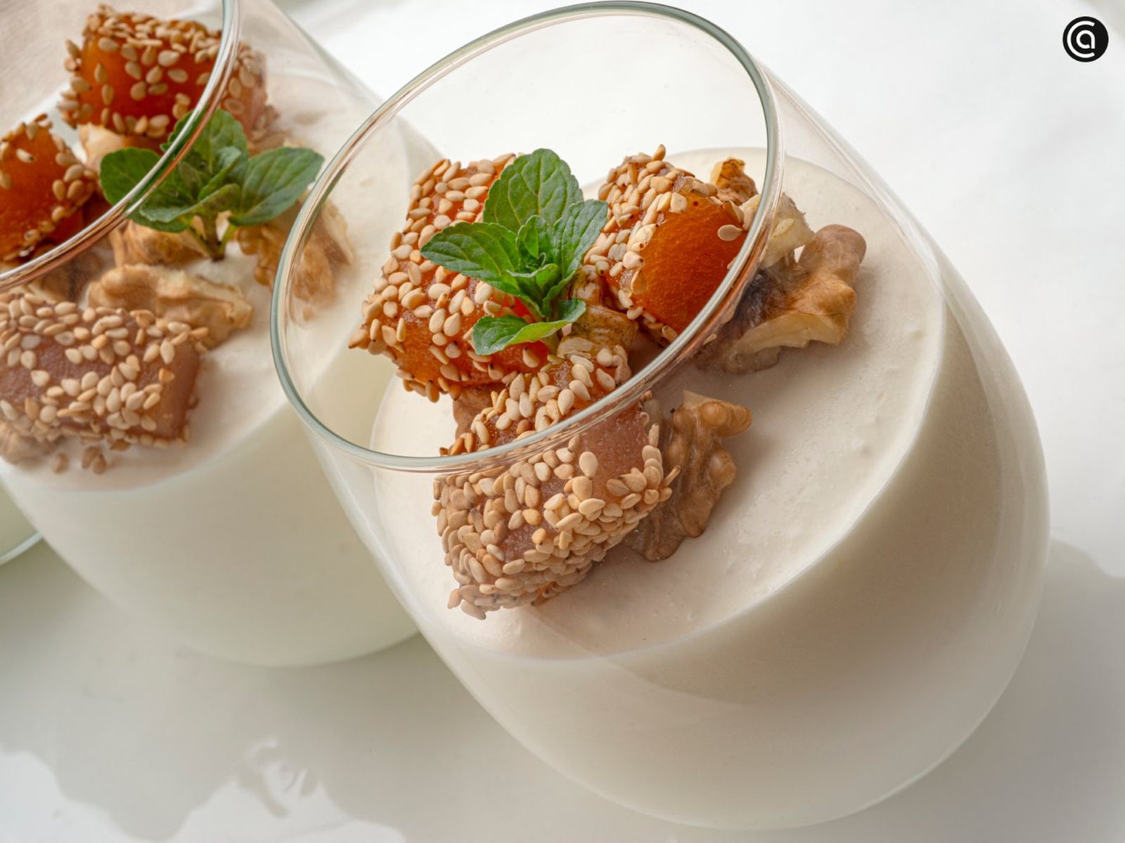 Mousse de yogur y queso fresco con membrillo y nueces, de Karlos Arguiñano