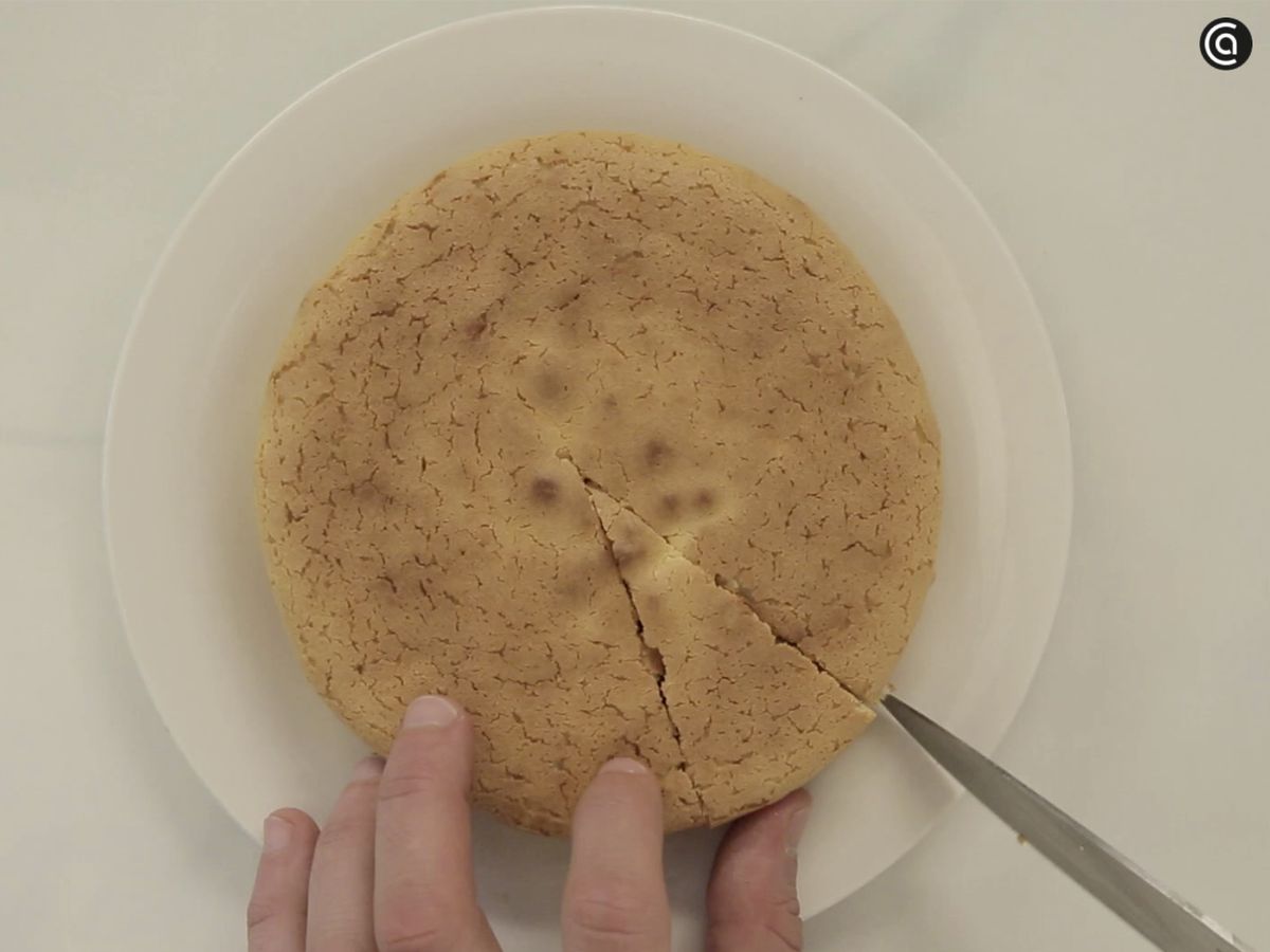 Sirve la tarta de queso japonesa fría
