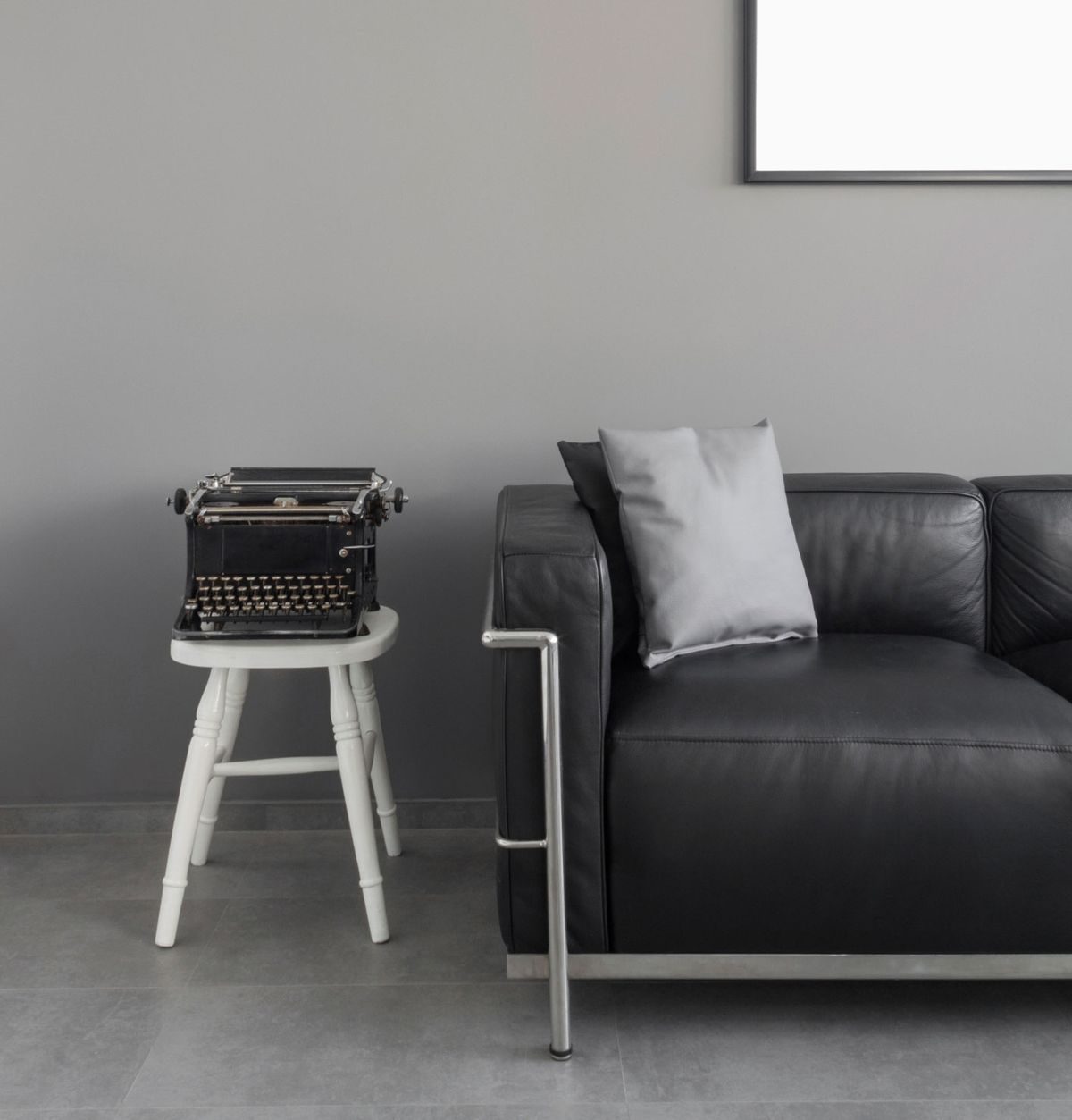 Cómo combinar un sofá negro 11