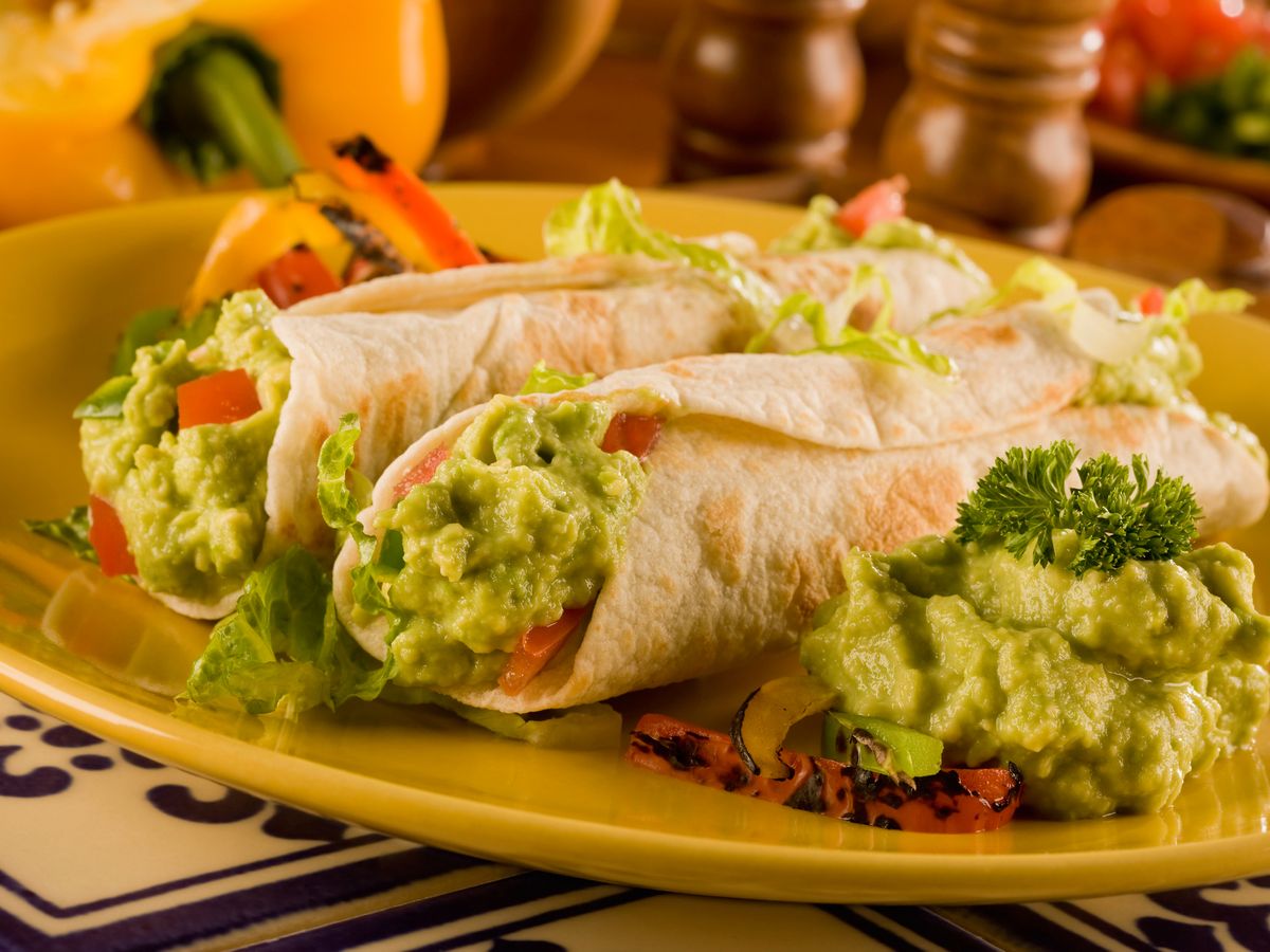 Los burritos se vuelven irresistibles cuando llevan guacamole en su interior.