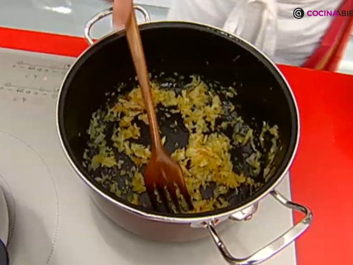 Este es el color que tiene que tener la cebolla pochada para la porrusalda