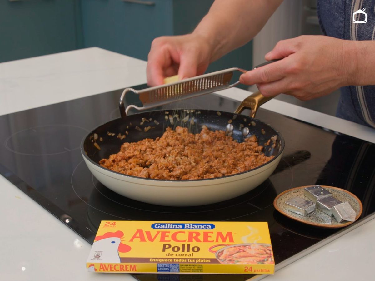 Mezcla el tomate con la carne y reserva el relleno hasta que se enfríe