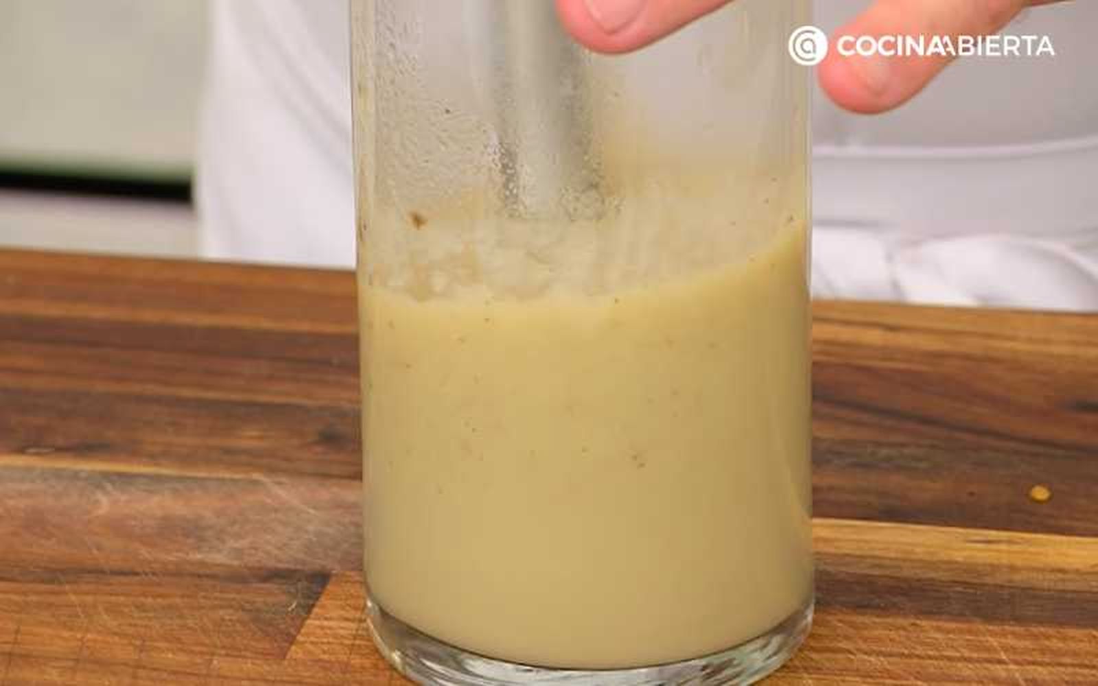Tritura la cebolla y el puerro hasta conseguir una crema homogénea Tritura la cebolla y el puerro hasta conseguir una crema homogénea