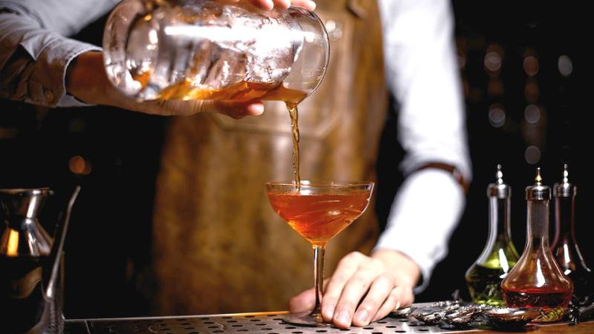 Hombre preparando cóctel manhattan
