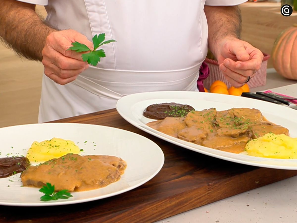 Sirve las carrilleras de ternera con purés de manzana y ciruela