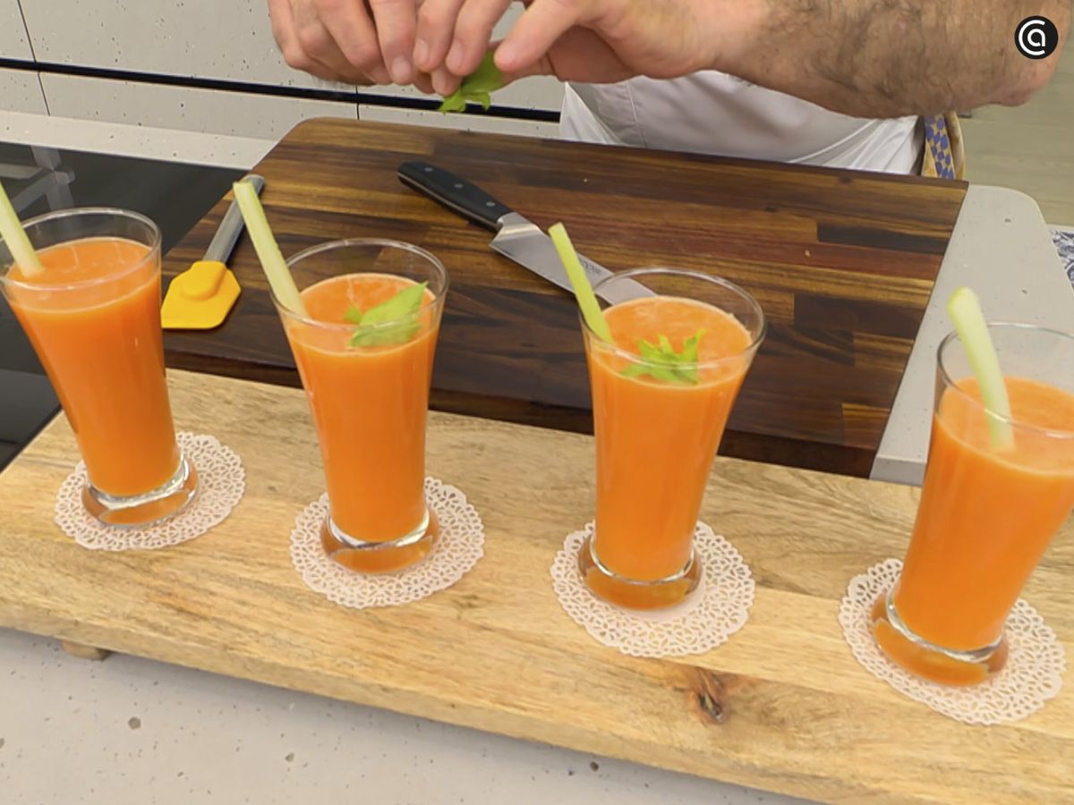 Coloca una hoja y un bastón de apio en cada vaso