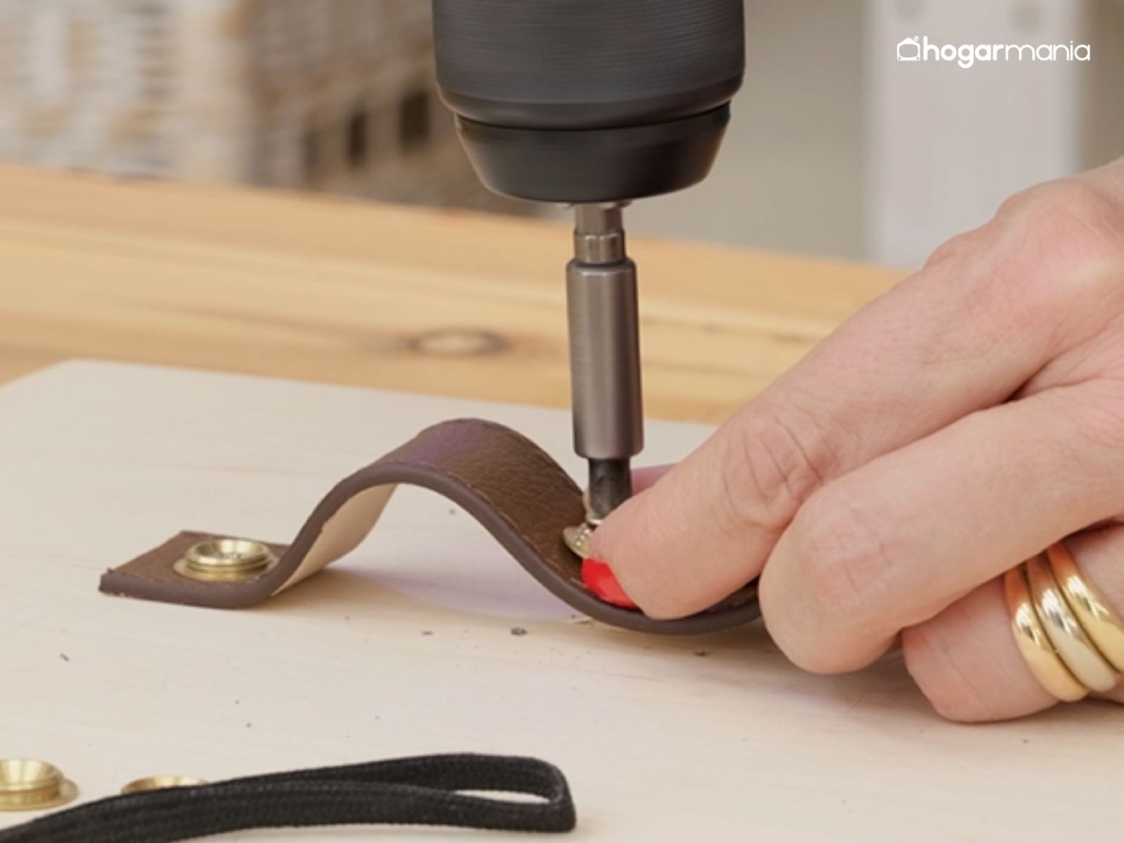 La correa se fija al tablón creando pequeñas ondas que formarán los huecos para las herramientas.