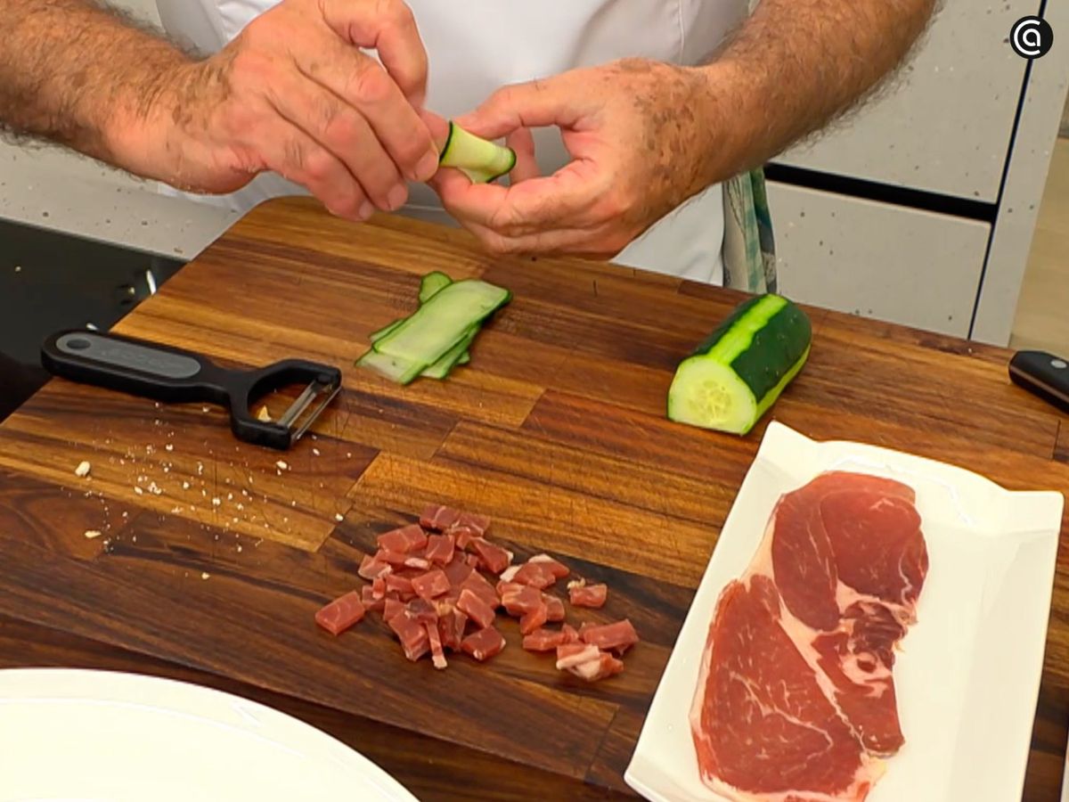 Saca láminas de pepino con el pelador