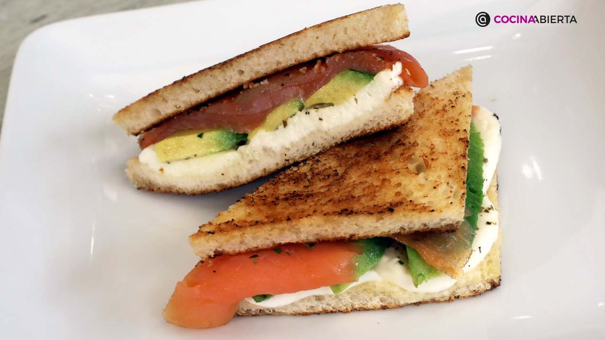 Sándwich de salmón ahumado