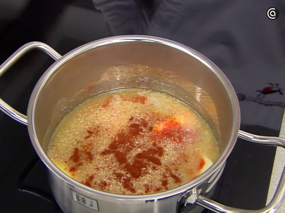 La salsa buffalo ya lleva incorporadas las especias y se remueve a fuego suave hasta quedar homogénea y bien ligada.