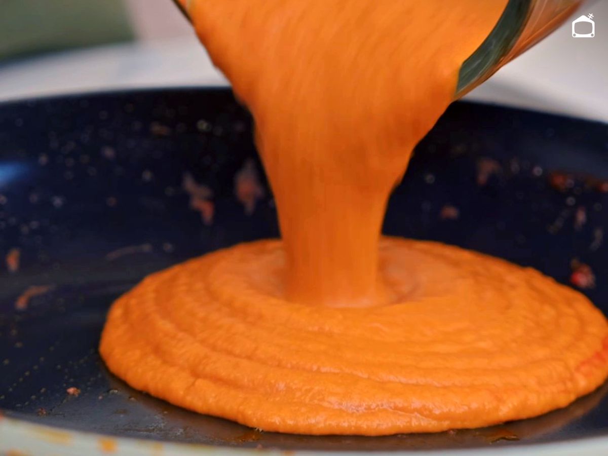 Calentar la salsa de tomate triturada en la sartén