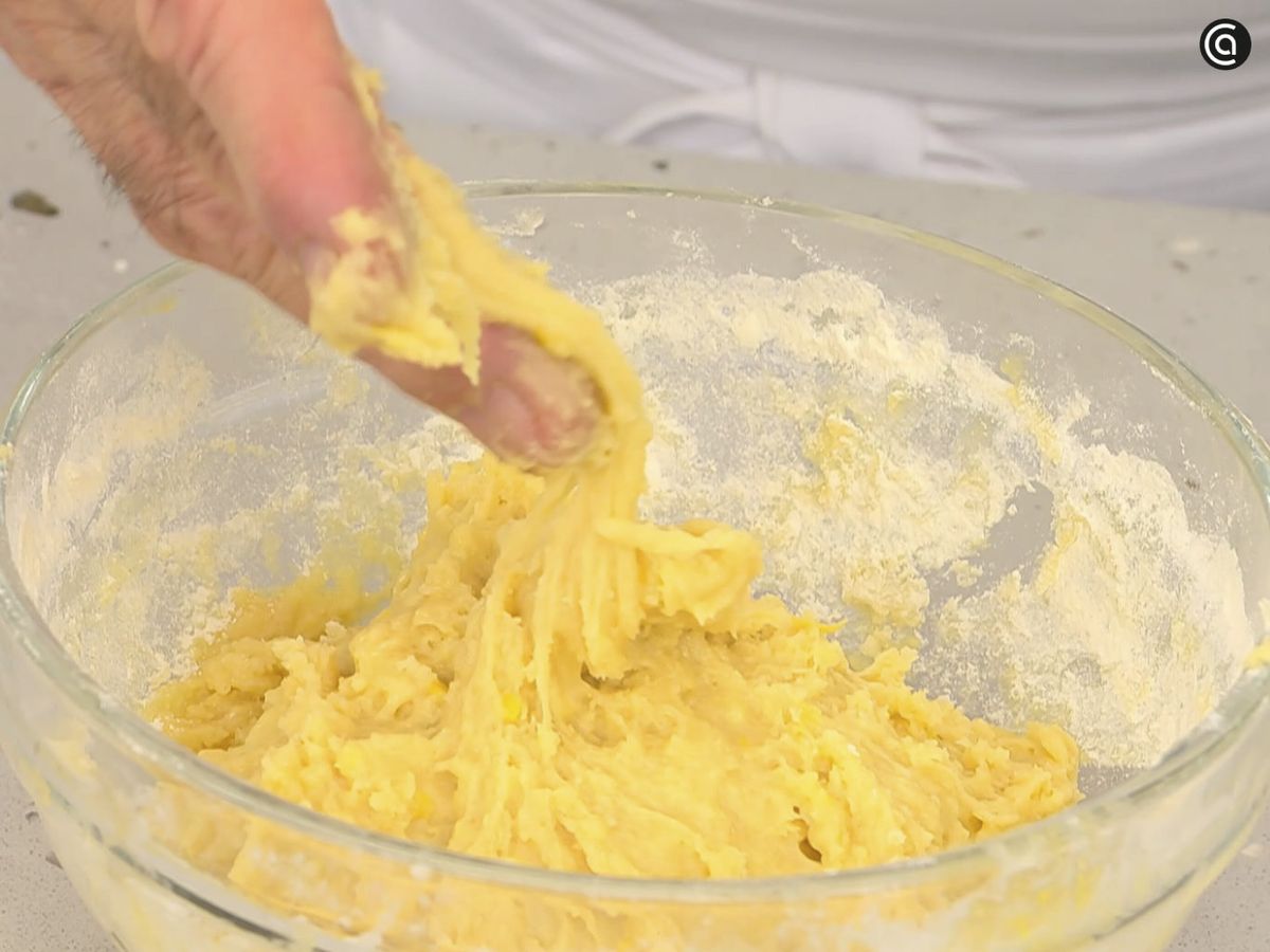 Añade la harina junto con la levadura y amasa hasta obtener una masa uniforme